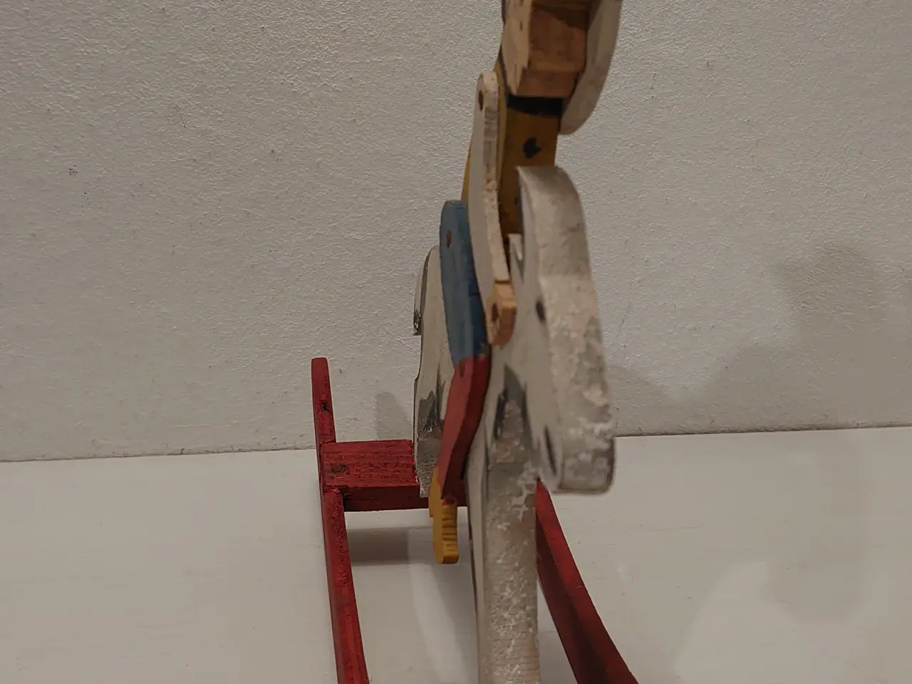 Billede 1 - Gammel Klods Hans gyngehest i træ. L.23cm. Ca.1950
