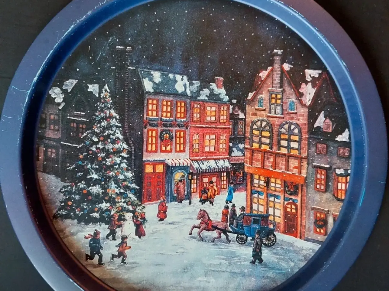 Billede 2 - Rund julebakke i blik med nostalgisk motiv af sned