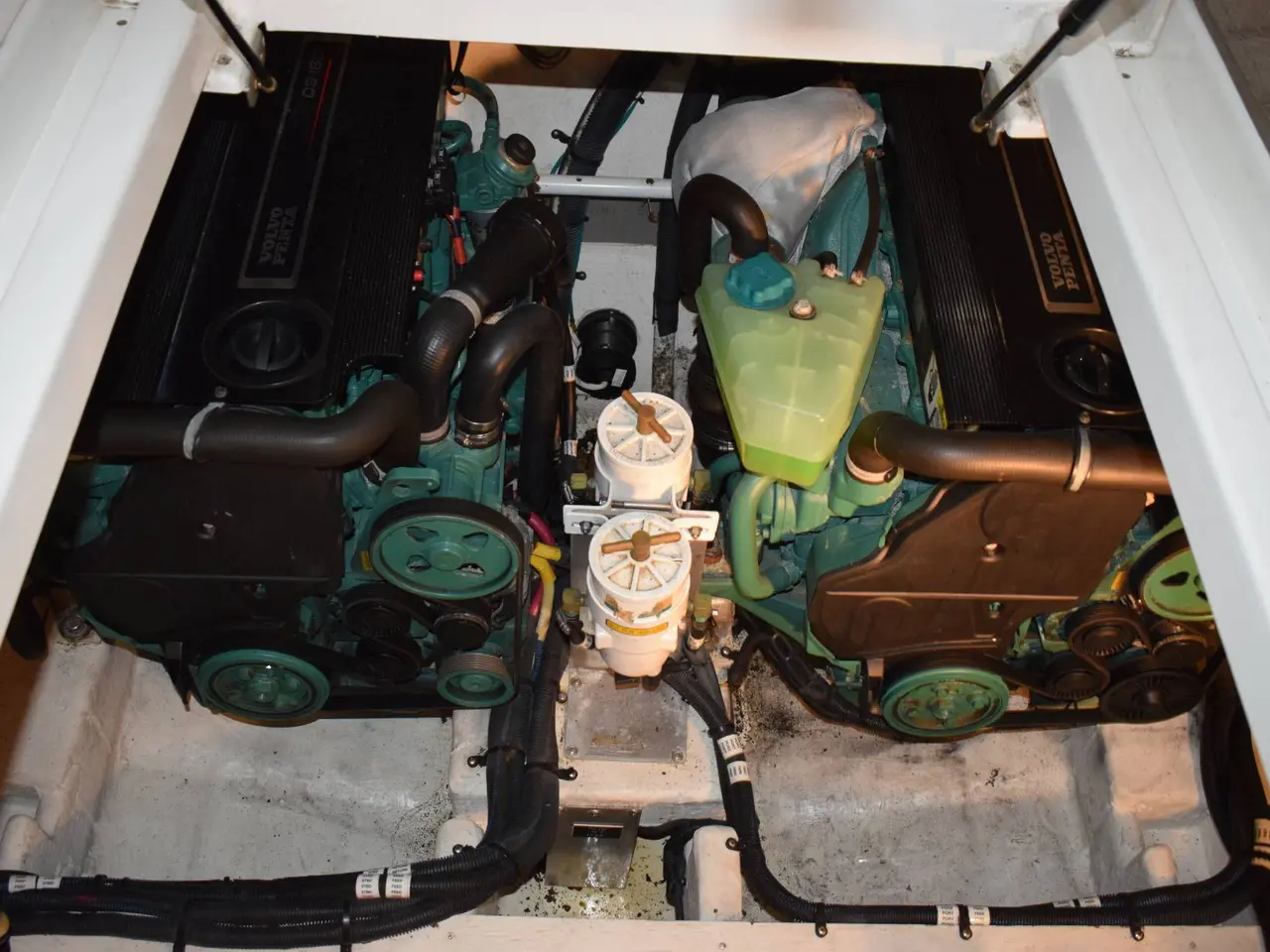 Billede 15 - Cruiser Yachts 300 Express - Twin Volvo Penta D3/Udstyr - DIESEL