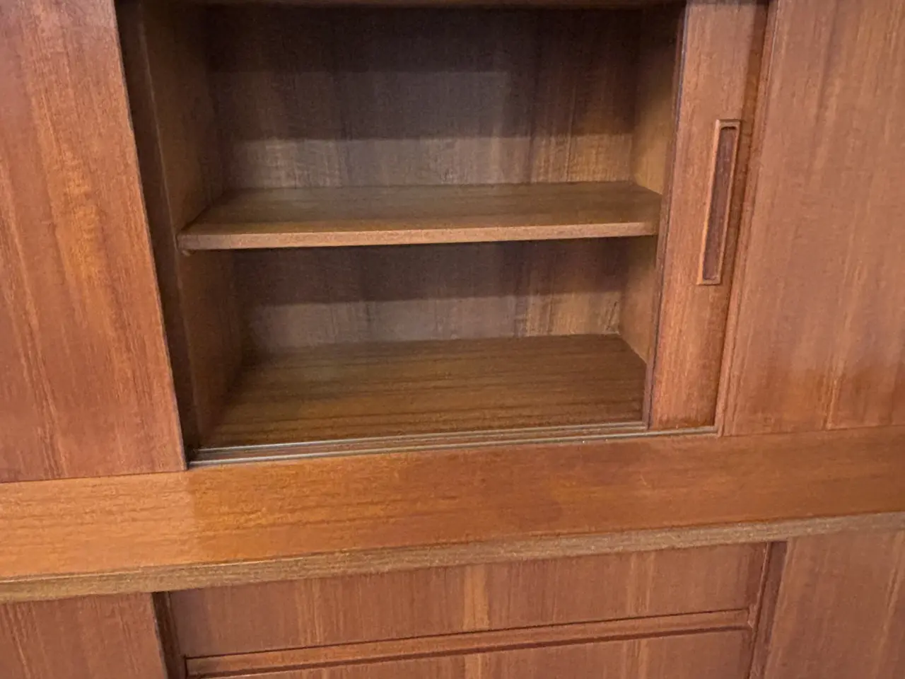 Billede 2 - Velholdt teakskænk i klassisk design.