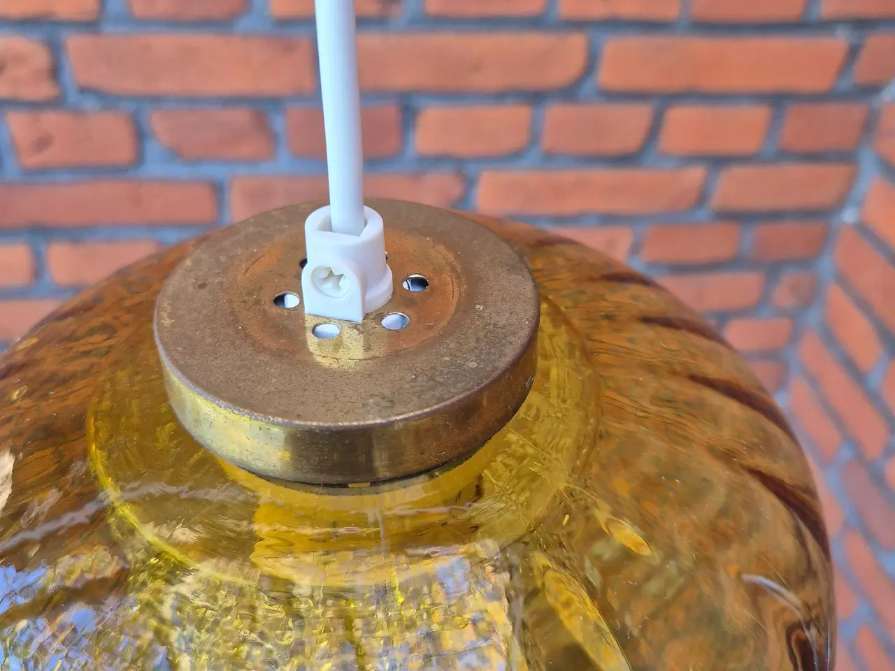 Billede 8 - Smuk svensk retrolampe i ravfarvet glas