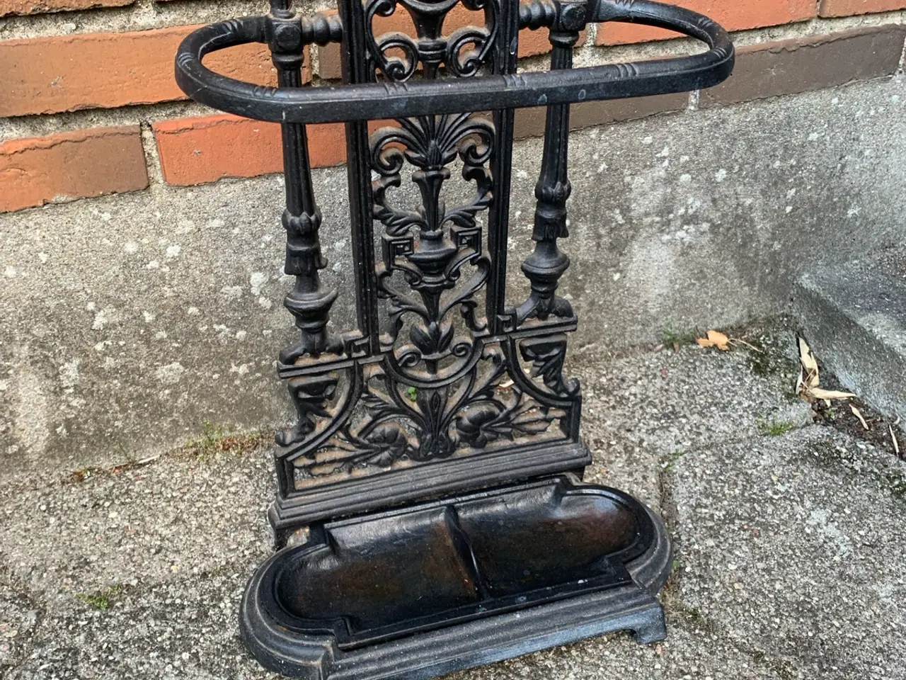Billede 2 - Paraply holder, gammel, og af støbejern