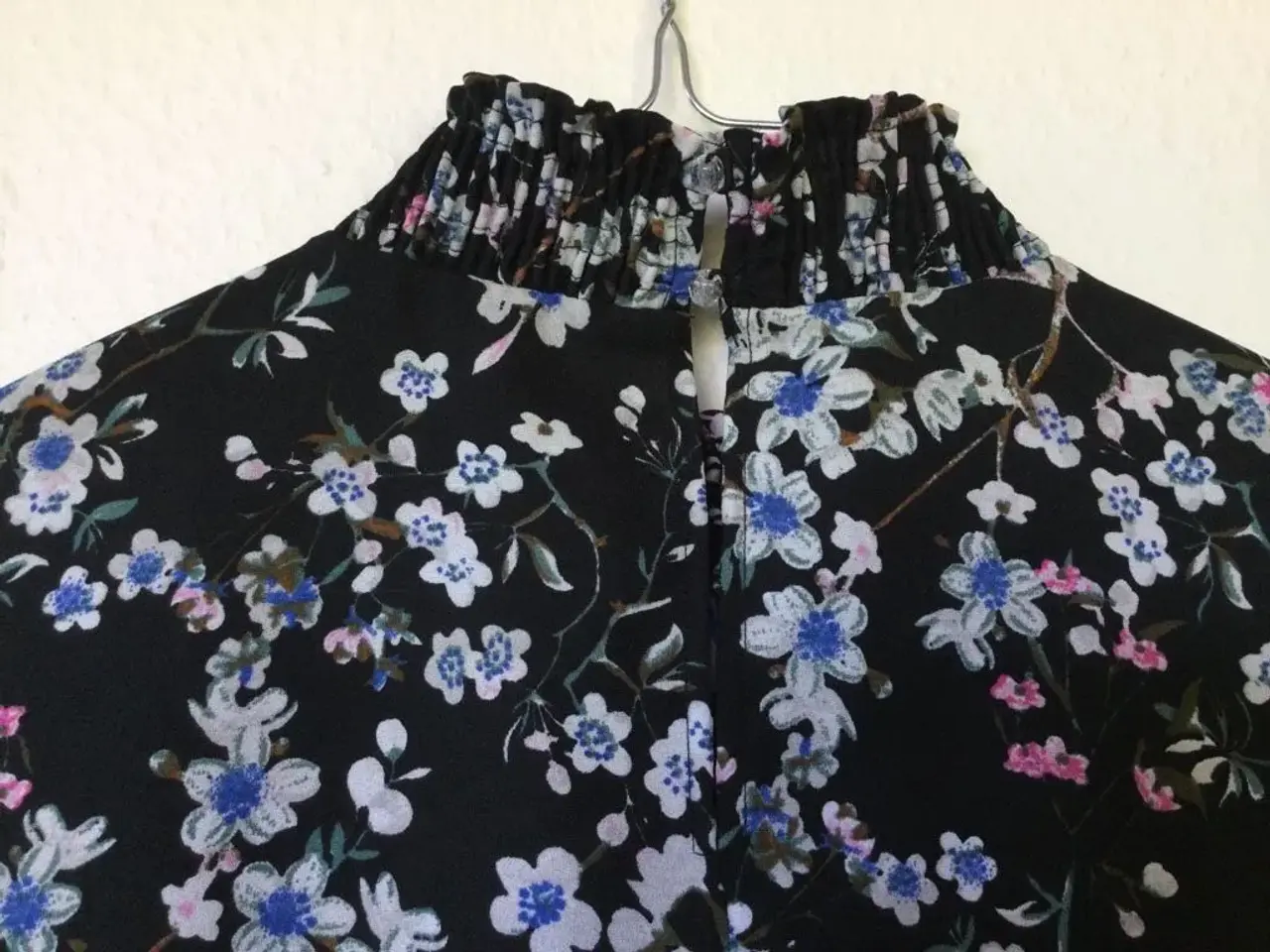 Billede 4 - Fin Blomstret PIECES Bluse str. M