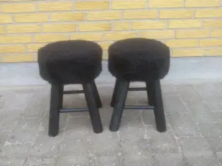 2 skamler. Højden er 41cm