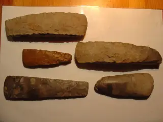 Stenøkser og oldsager købes.