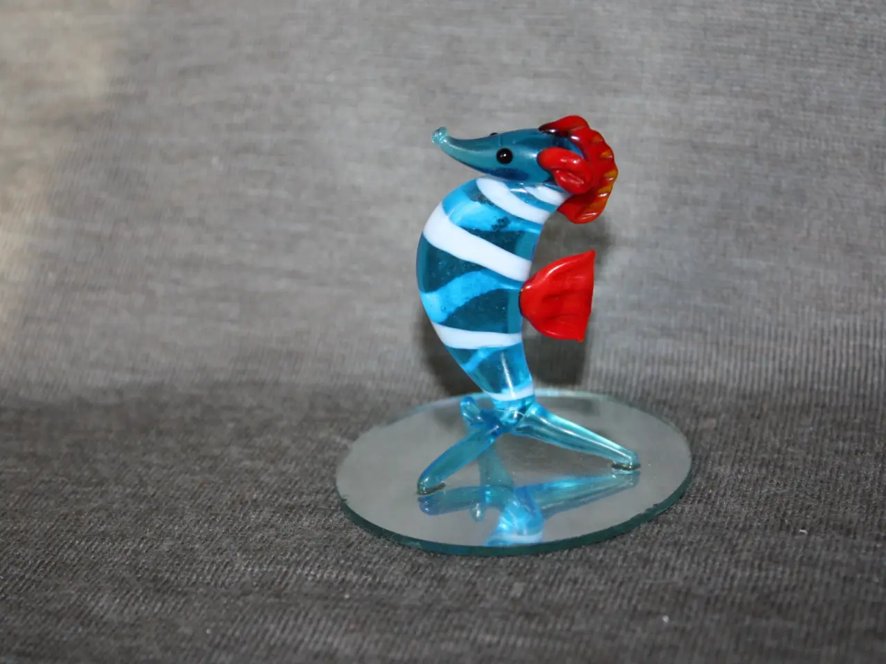 Billede 4 - Små glas figur søhest højde 6 cm blå blomst 14 cm