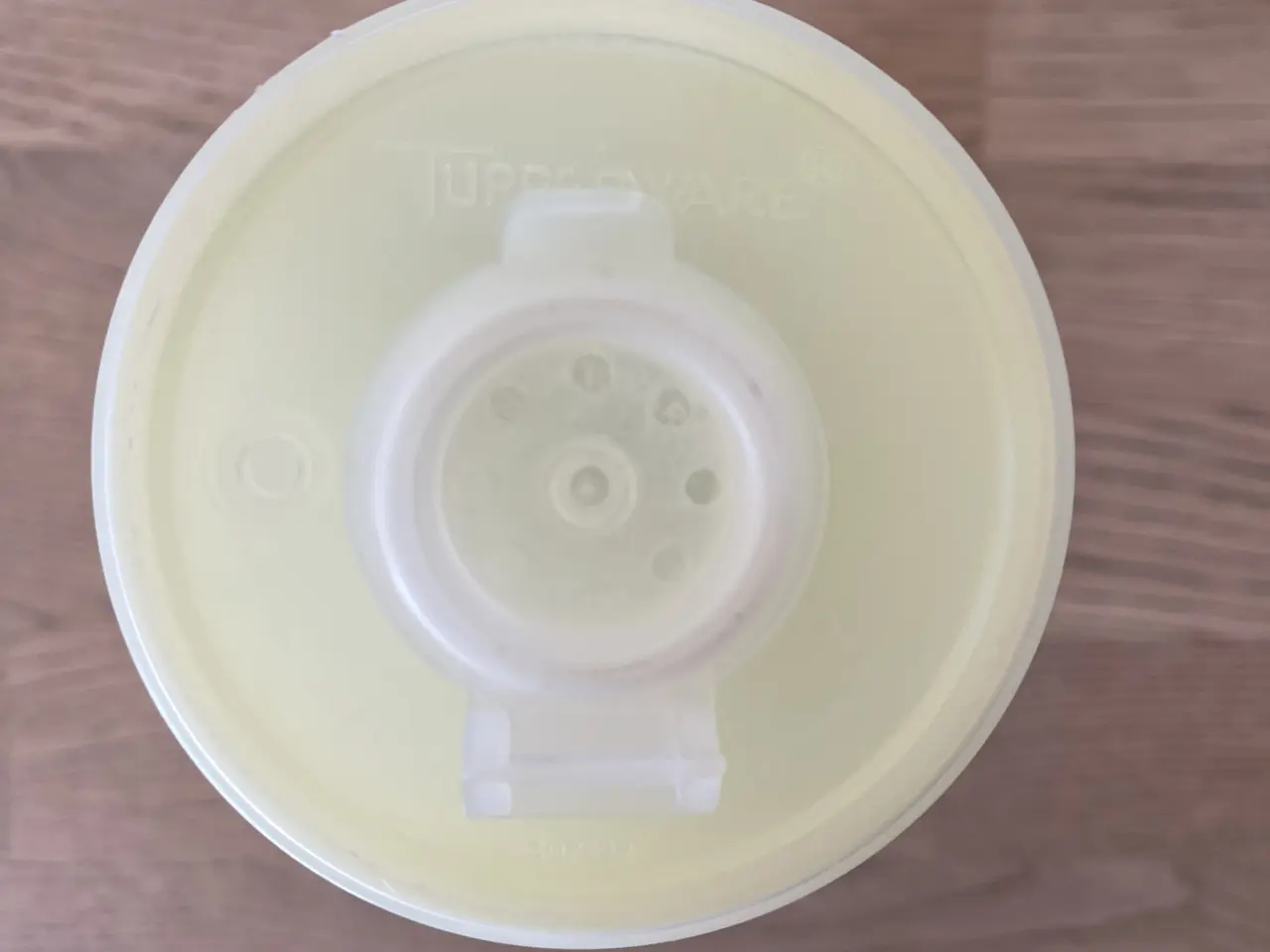 Billede 5 - Gul TUPPERWARE bøtte med låg og strø-indsats