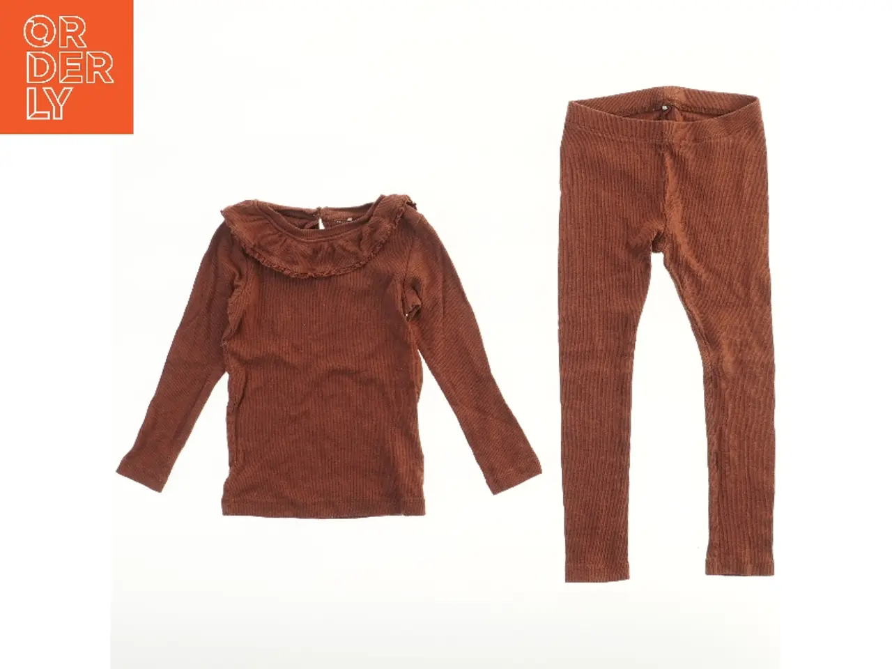 Billede 1 - Brunt ribbet sæt med bluse og leggings fra Name It fra Name It (str. 104)
