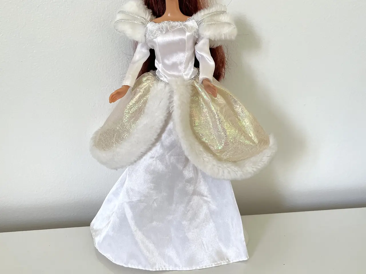 Billede 4 - Barbie dukke i hvid kjole