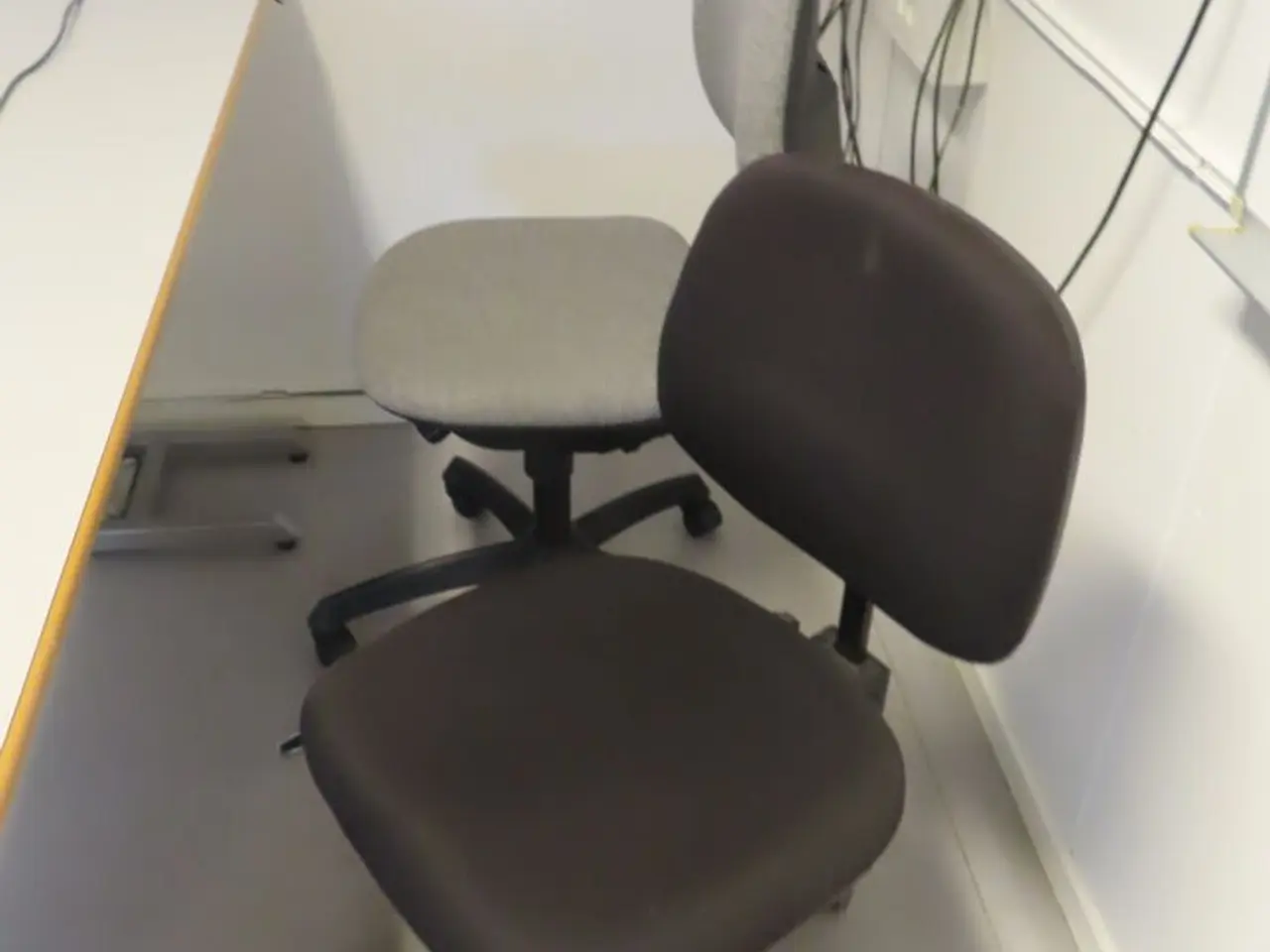 Billede 2 - Hæve-/sænkebord inkl. 2 stole