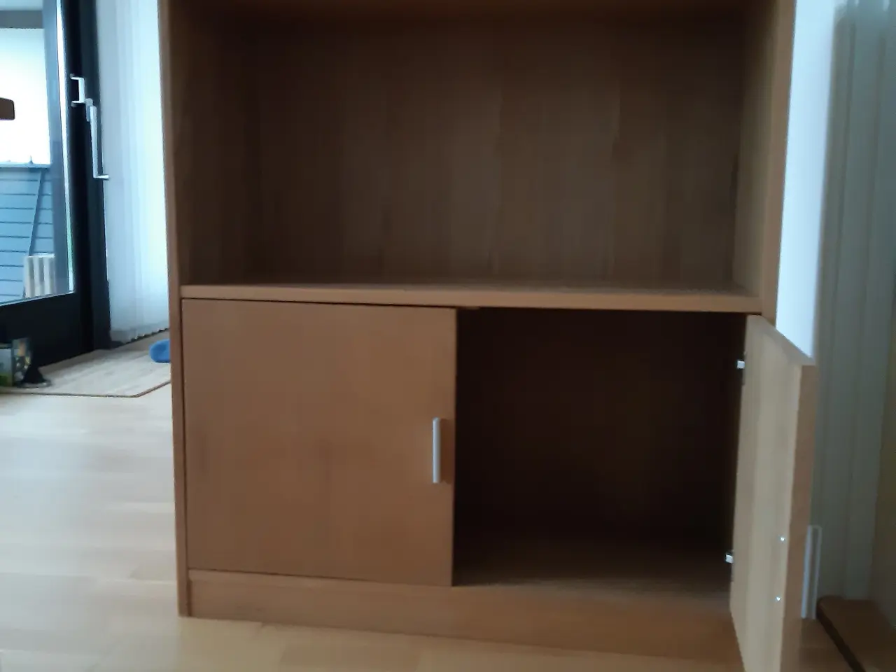 Billede 3 - Reol med 2 låger - pæn stand ...udført i egefiner