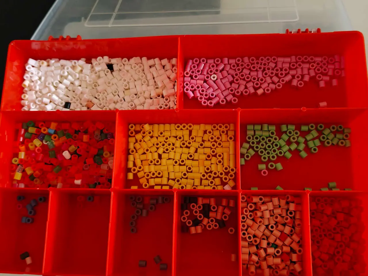 Billede 1 - Forskellige perler i æsker