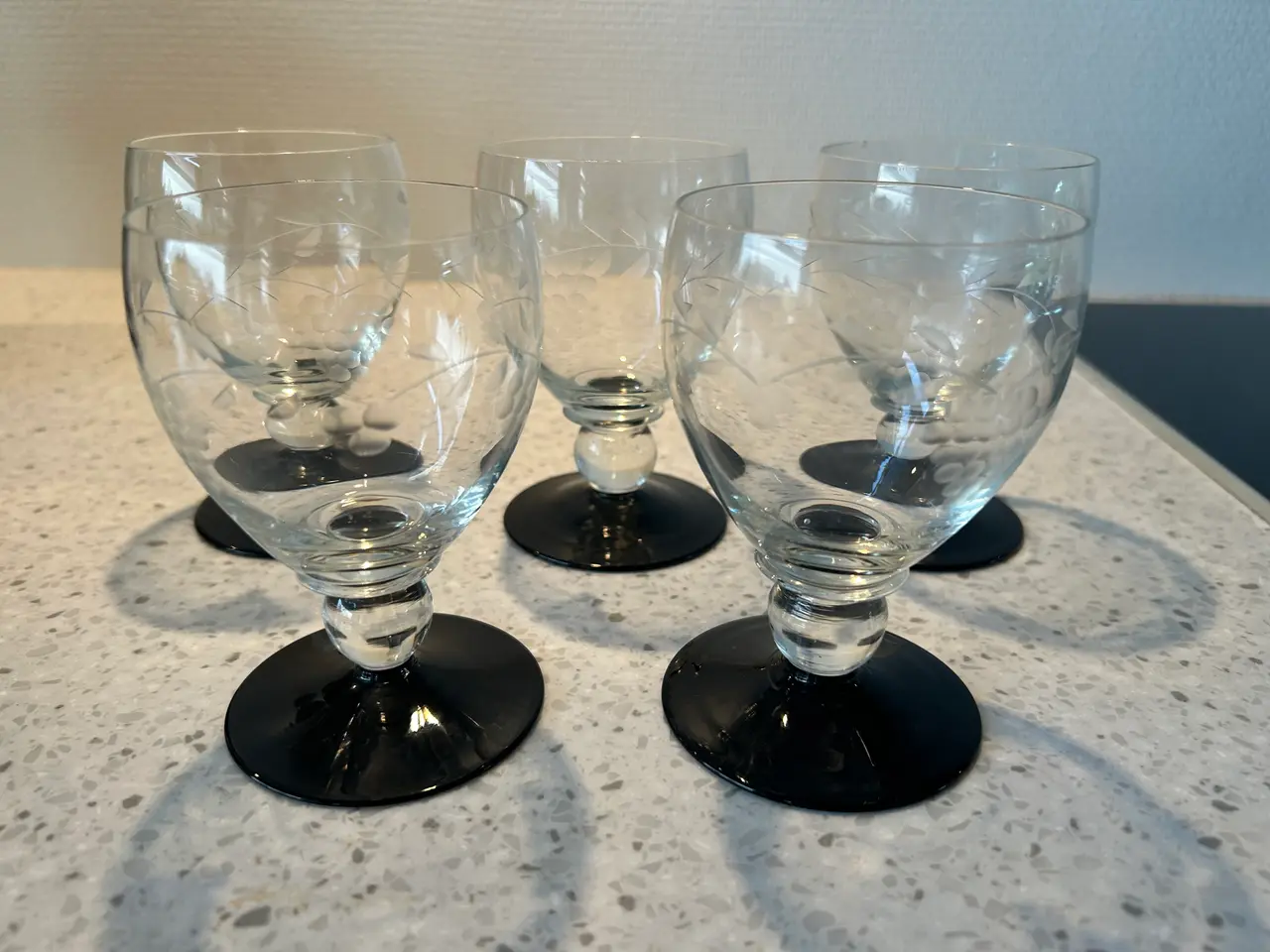 Billede 3 - Holmegaard hvidvinsglas, sort fod, drueslibning