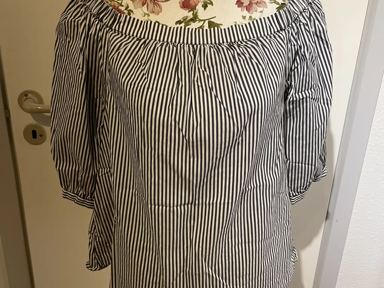Billede 3 - Tommy Hilfiger - skulder bluse