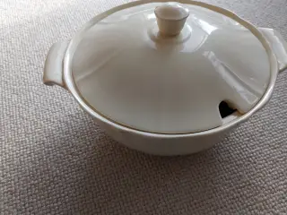Gammel suppeterrin med låg