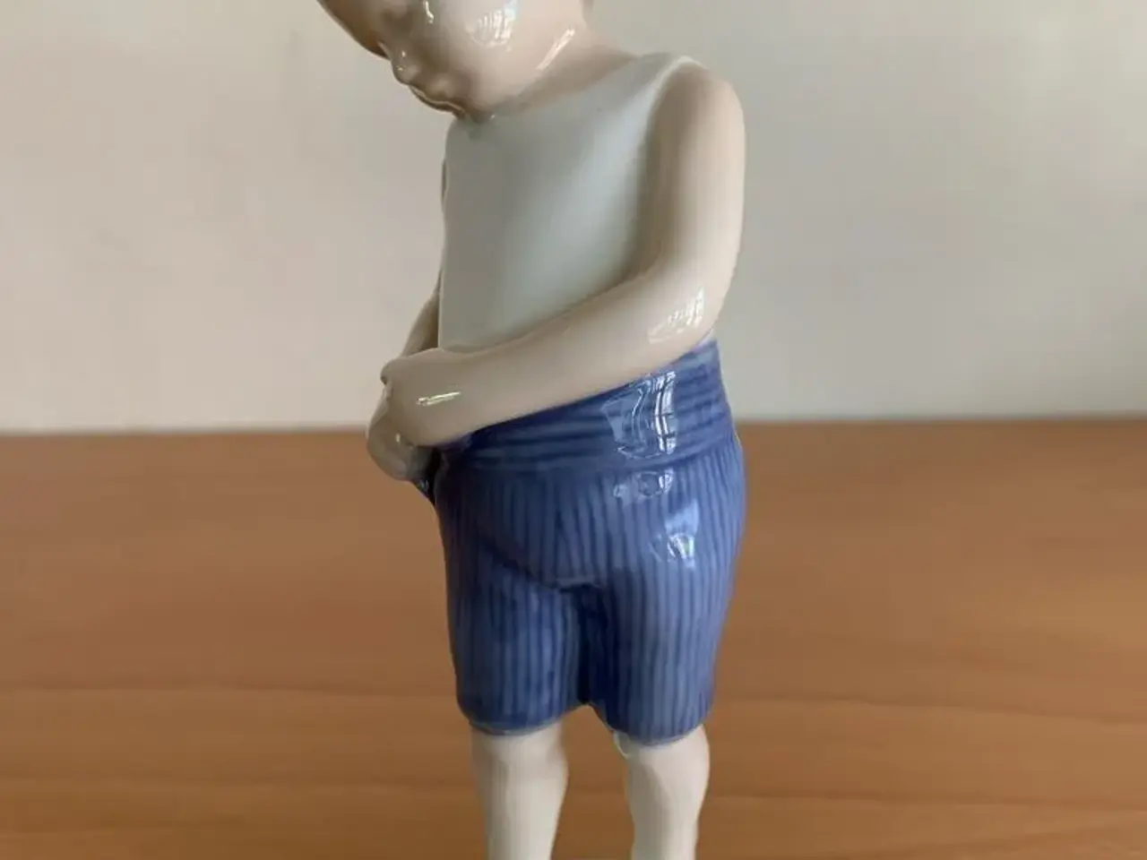 Billede 1 - Buksetrold, dreng som knapper