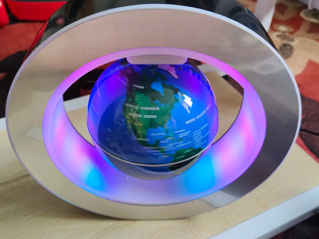Billede 8 - Globe svæver og roterer i luften