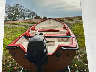 Jolle med motor og trailer.