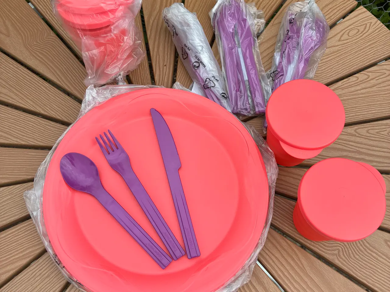 Billede 1 - Tupperware picnic sæt tallerkener, krus og bestik