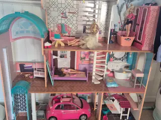 Kidkraft Barbiehus med udstyr helikopter bil barbi