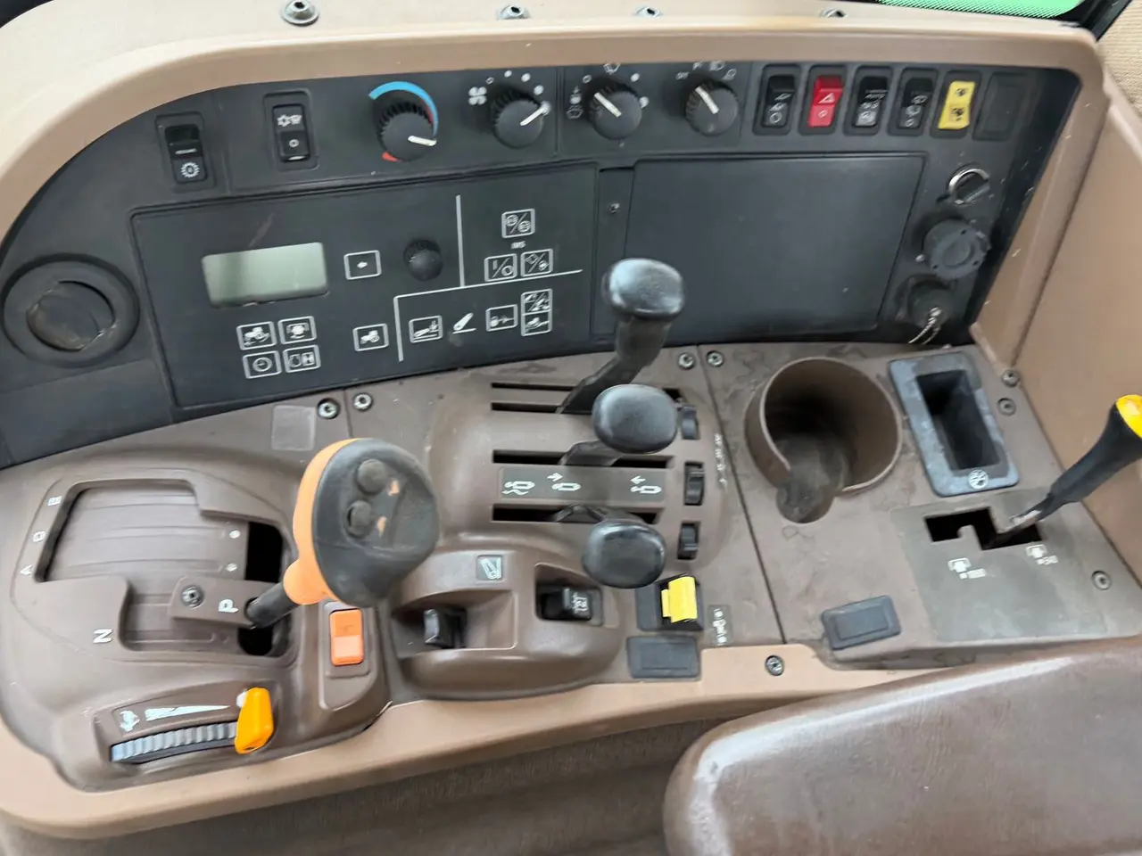 Billede 18 - John Deere 7820 Fin brugt traktor med Hitchkrog, TLS affjedret foraksel mm