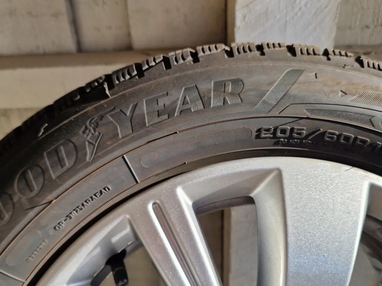 Billede 2 - Vinterdæk Goodyear Ultragrip Performance 205/60/16
