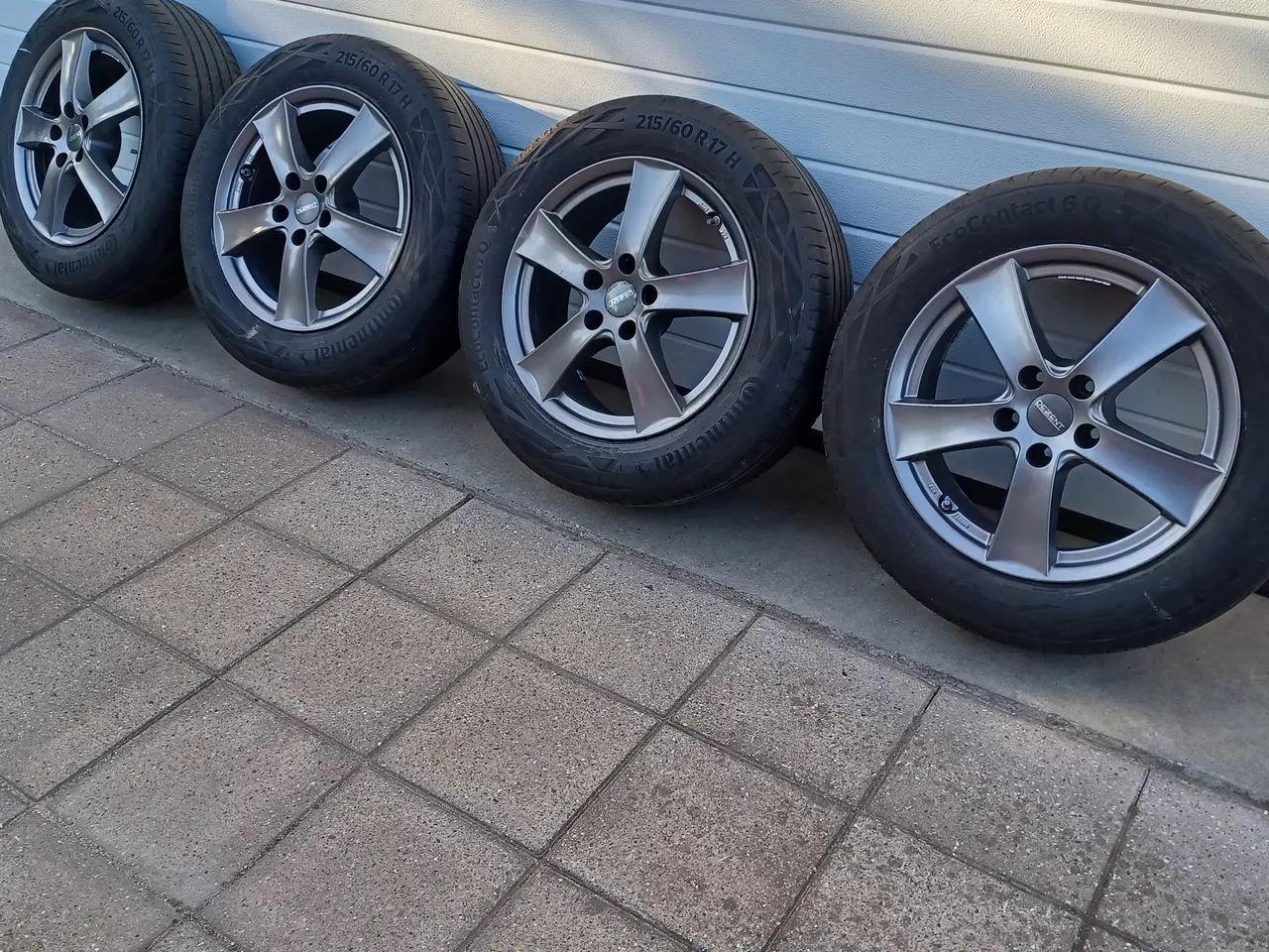 Billede 3 - Nissan alufælge med sommerdæk.