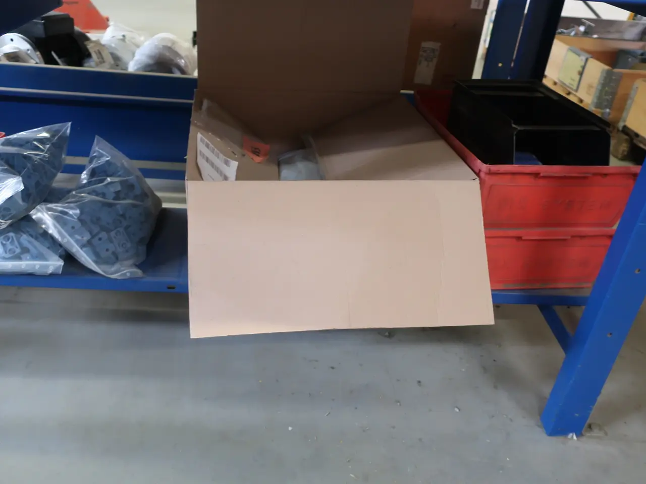 Billede 10 - Arbejdsbord med indhold