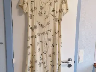 Sød sommerkjole med bindebånd bag på