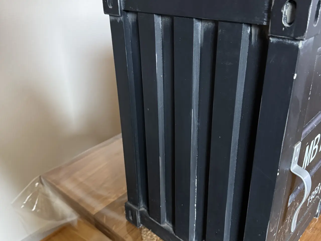 Billede 5 - Sort skab i industrielt containerdesign