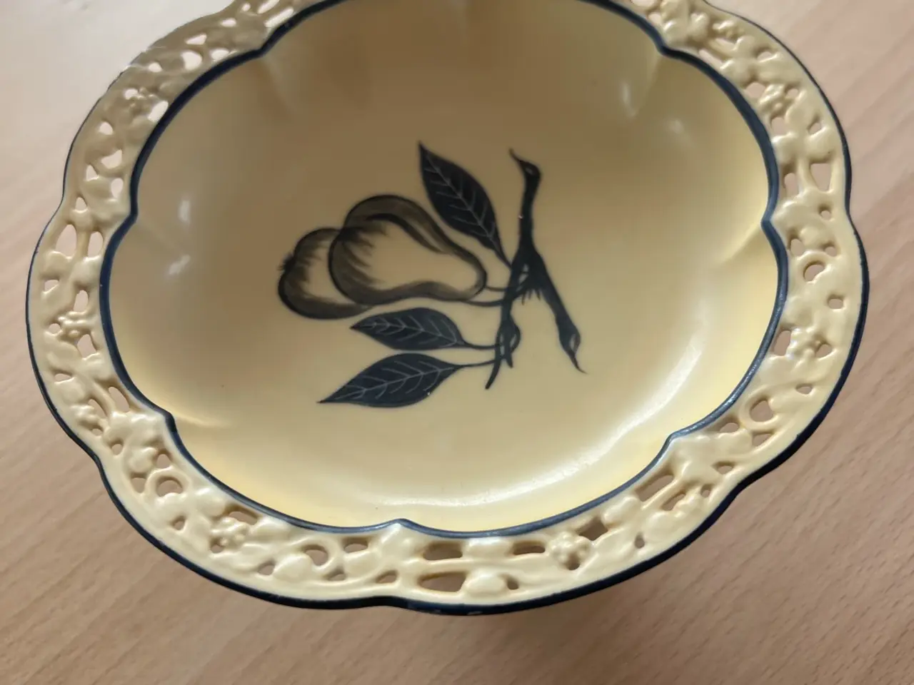 Billede 1 - Antik porcelænsopsats med gennembrud kant