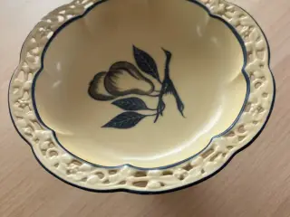 Antik porcelænsopsats med gennembrud kant