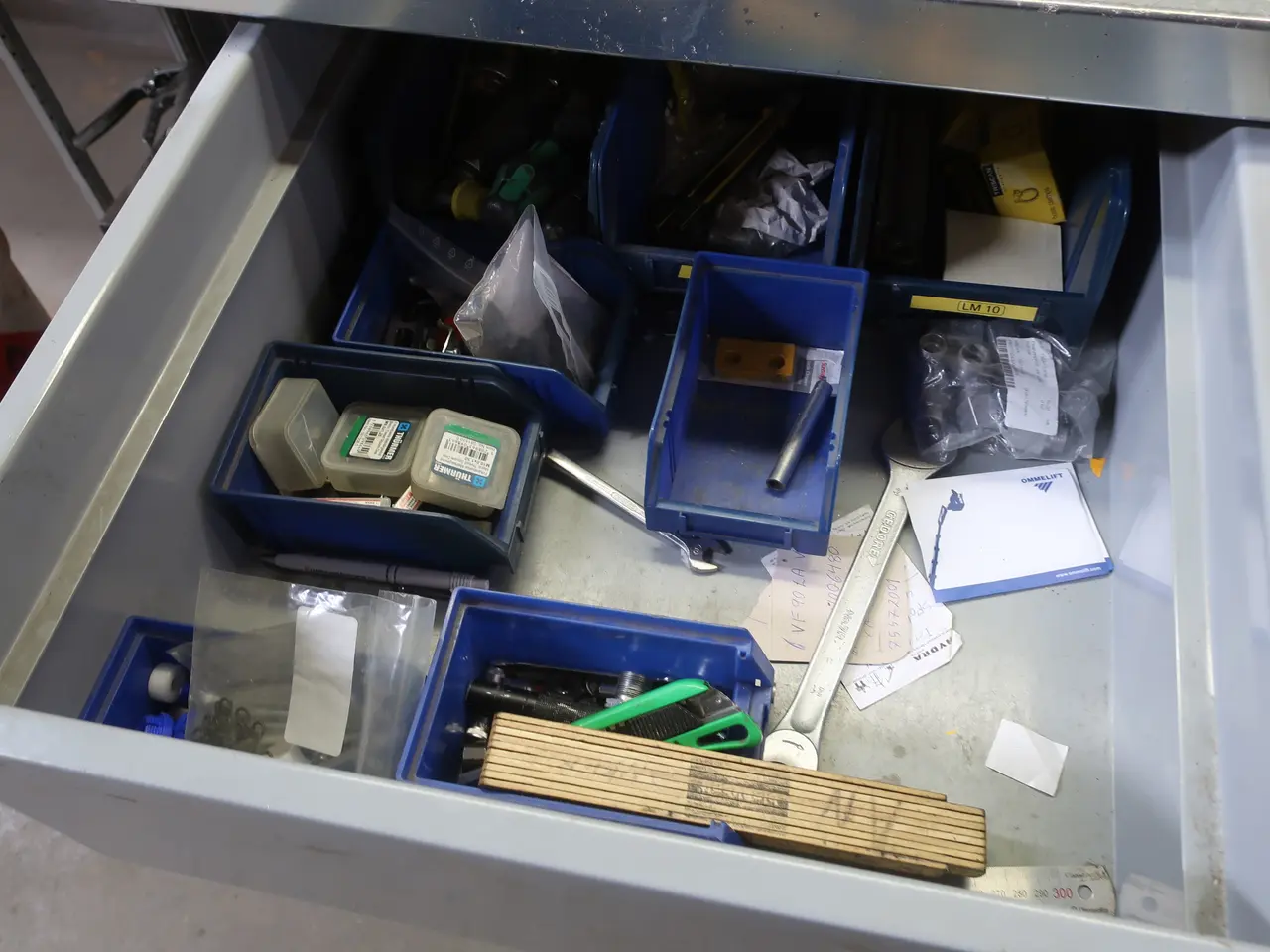 Billede 5 - Arbejdsbord med indhold