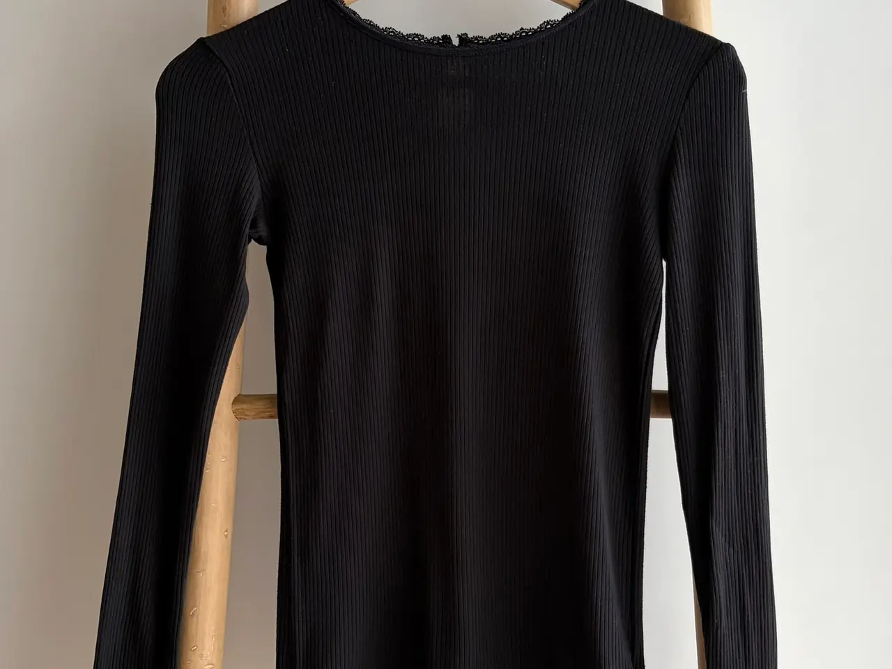 Billede 1 - Name it langærmet bluse med blonder, str. XS