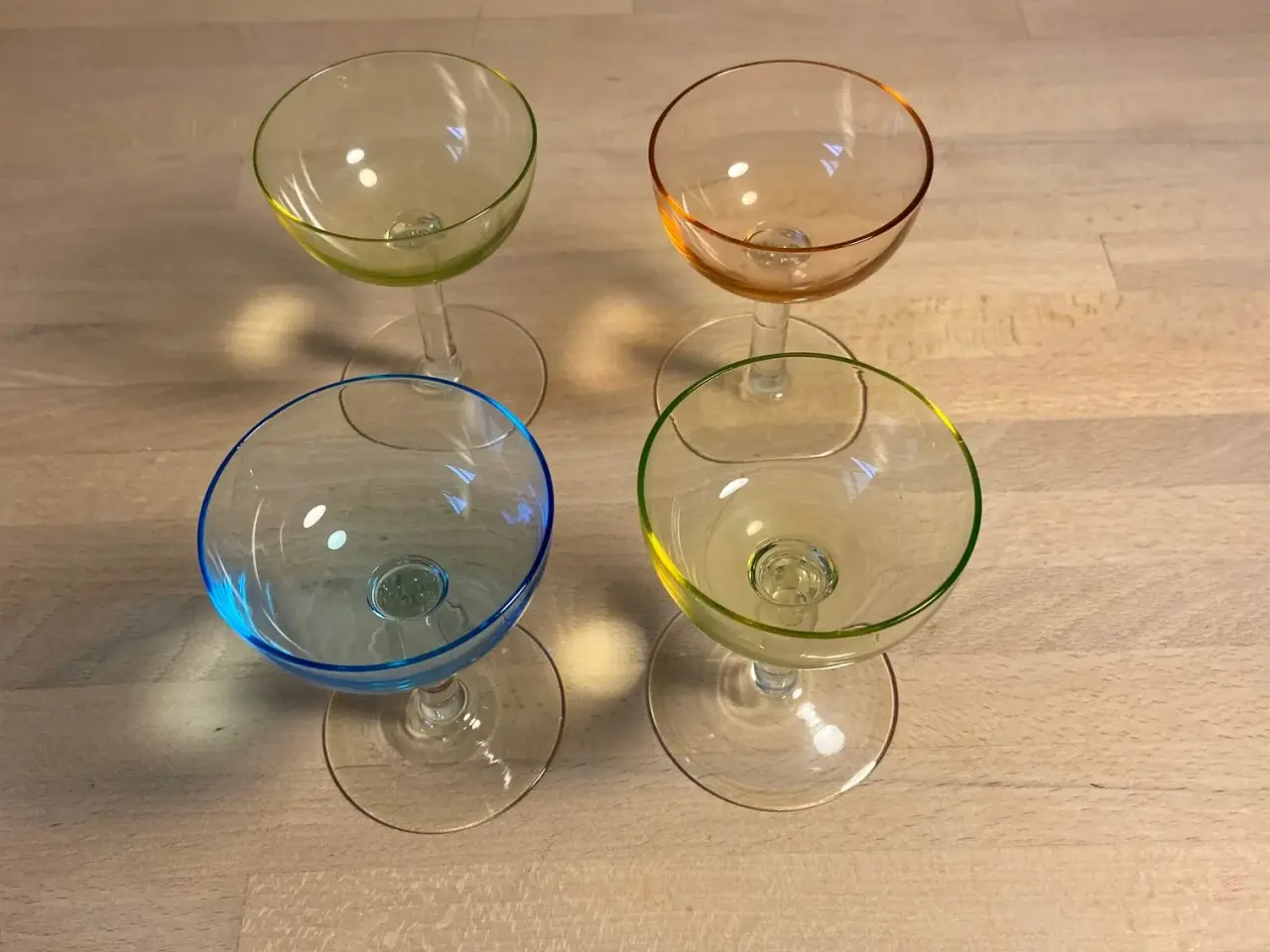 Billede 2 - 4 stk likørskåle i farvet glas
