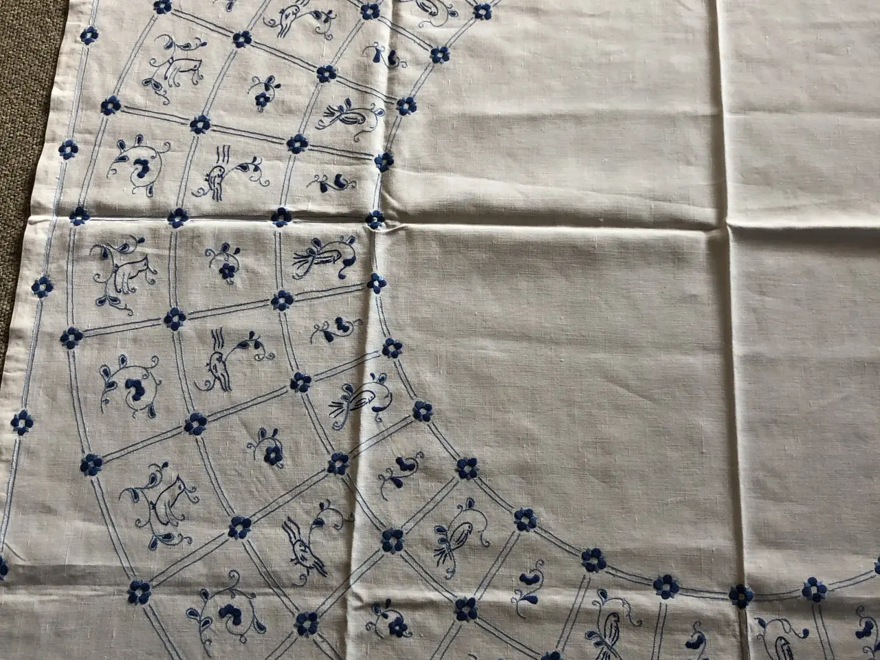 Billede 4 - Broderet dug. - Passer til mågestel.