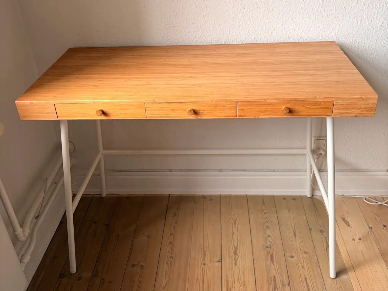 Billede 4 - IKEA Skrivebord + stol (NÆSTEN SOM NYT)
