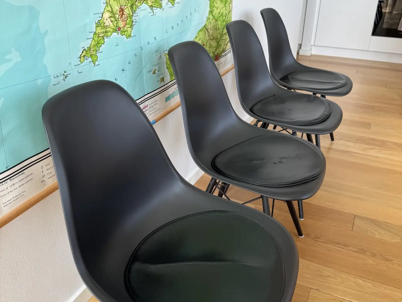 Billede 1 - 4 stk. Eames DSW sort/sort ahorn limited edtion