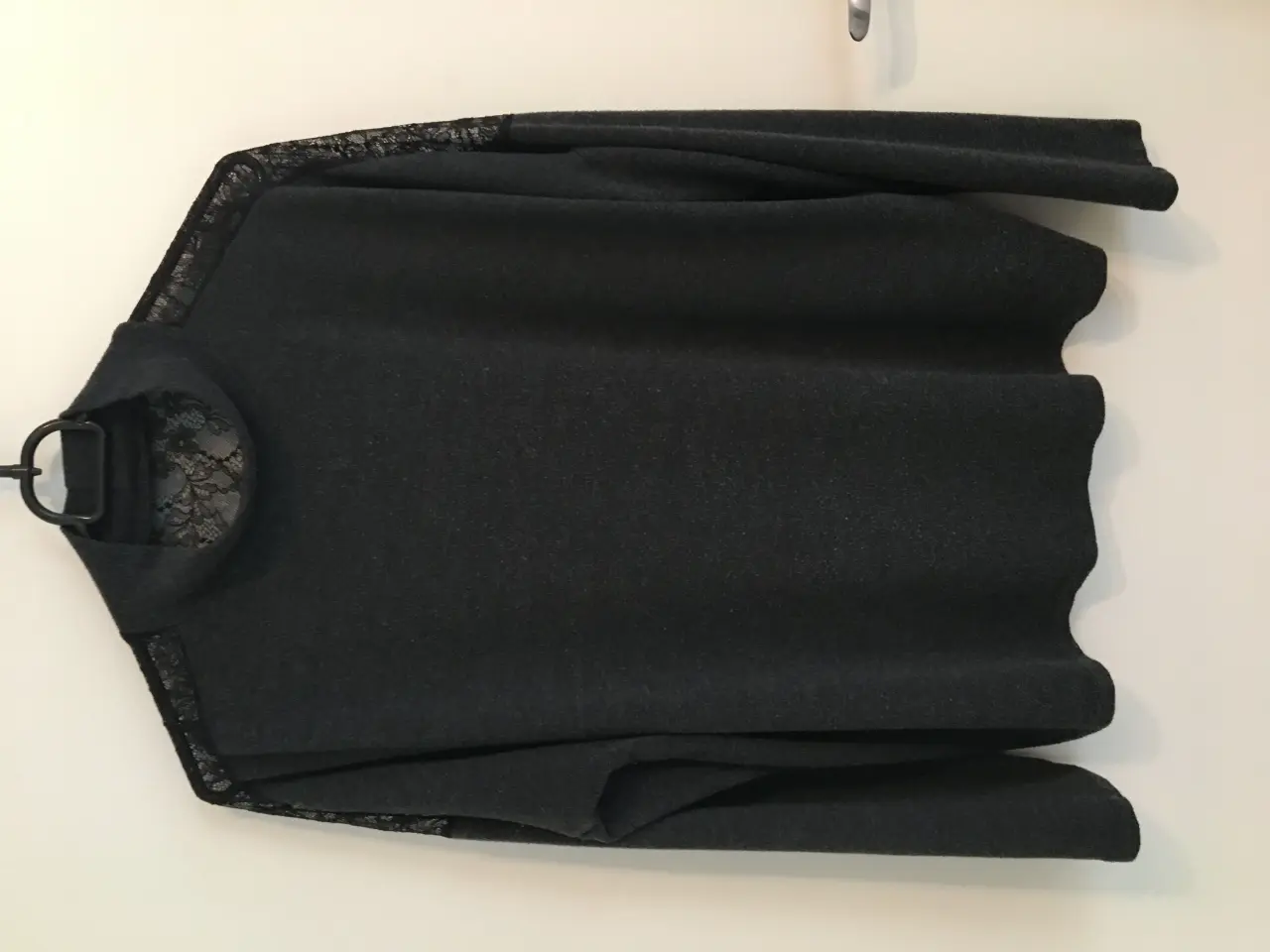 Billede 1 - Bluse med blonde foroven på ryg