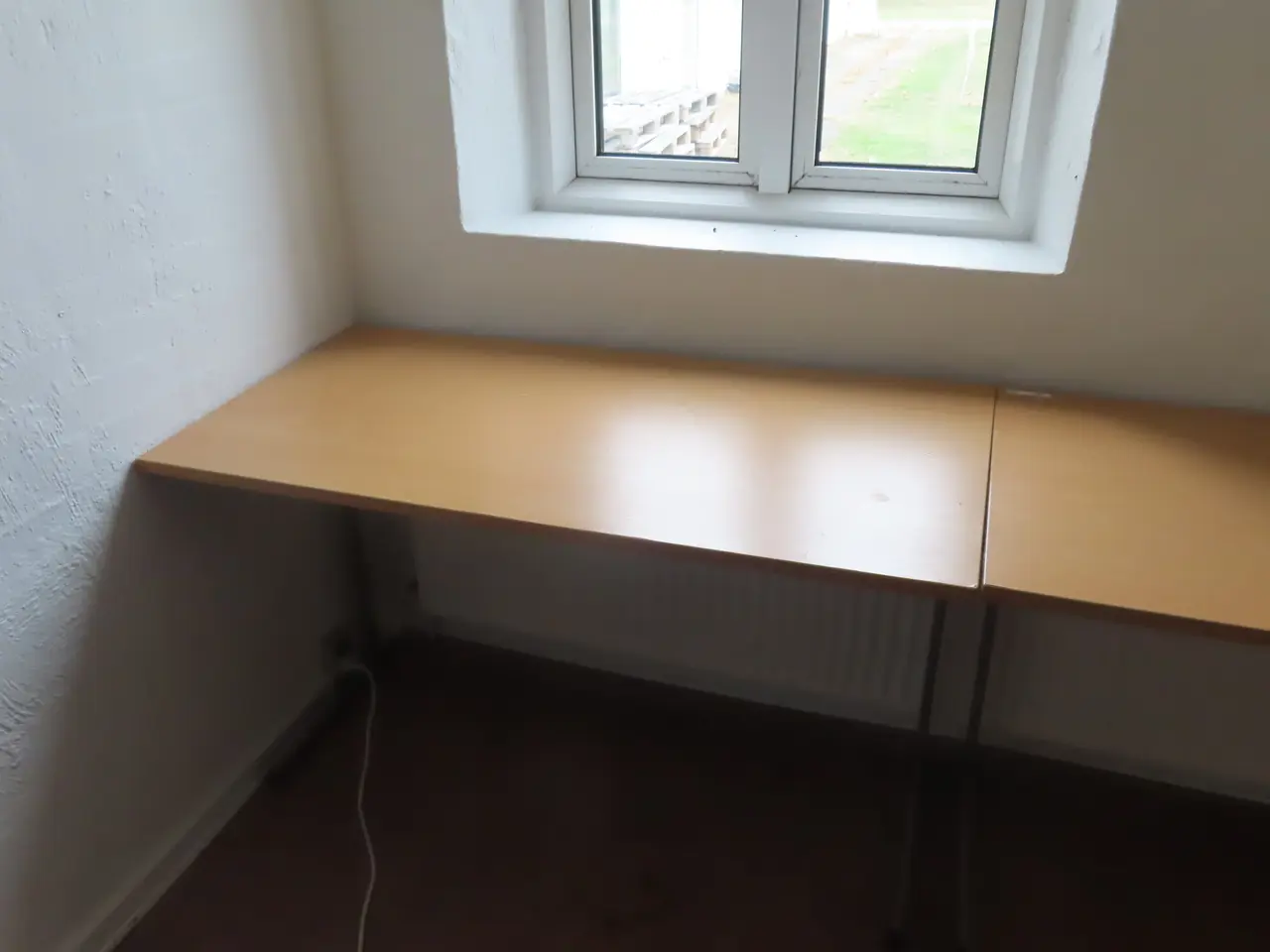 Billede 5 - Indhold på værelse af bord, køjeseng, skab mv.