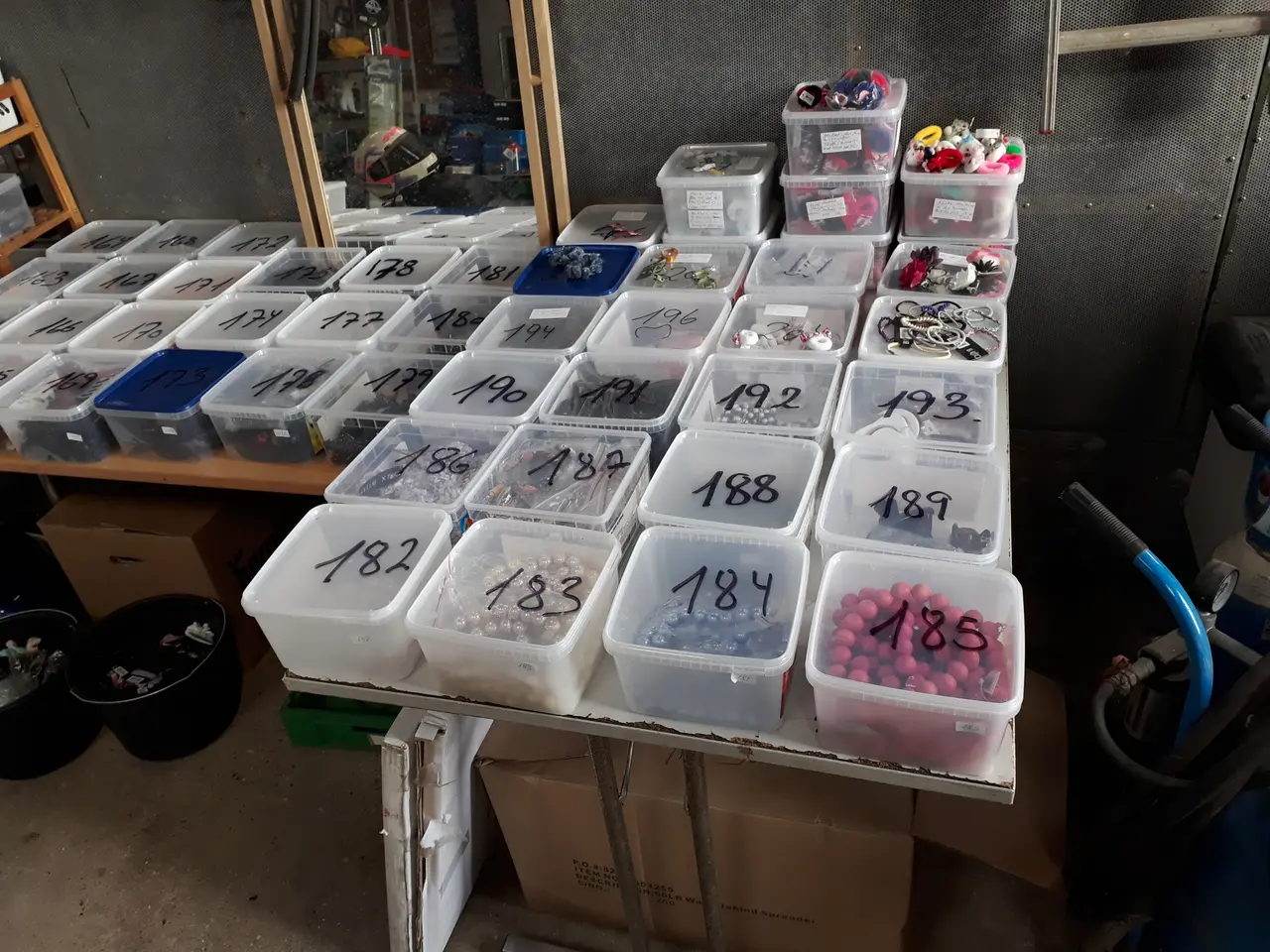 Billede 1 - Diverse Smykker sorteret i plast kasser.