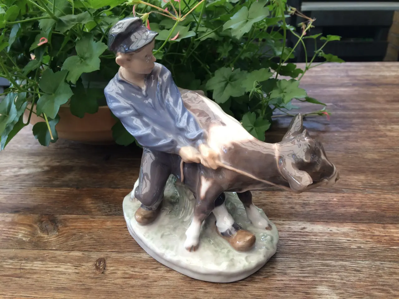 Billede 1 - Kgl. porcelænsfigur - dreng med kalv