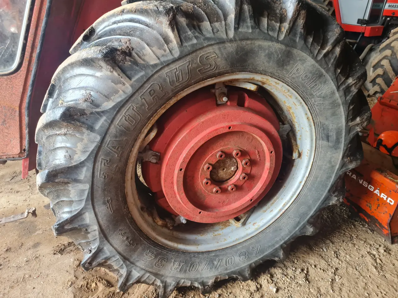 Billede 2 - Massey Ferguson  Pavt støbejerns hjul købes
