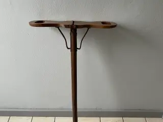 Jagtstol i træ og metal, et benet.