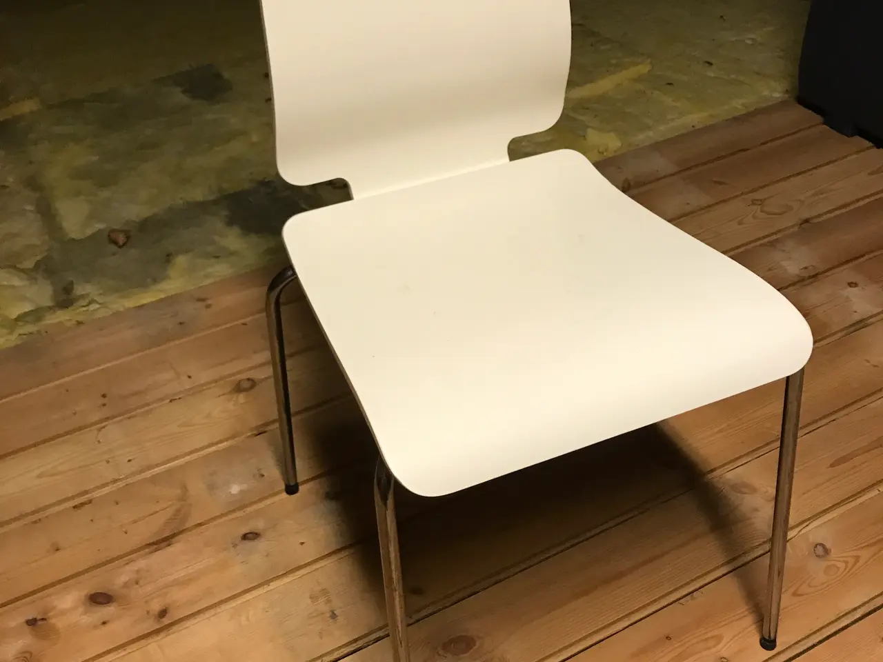 Billede 2 - 4 stole i hvidt træ. (stabelbare)