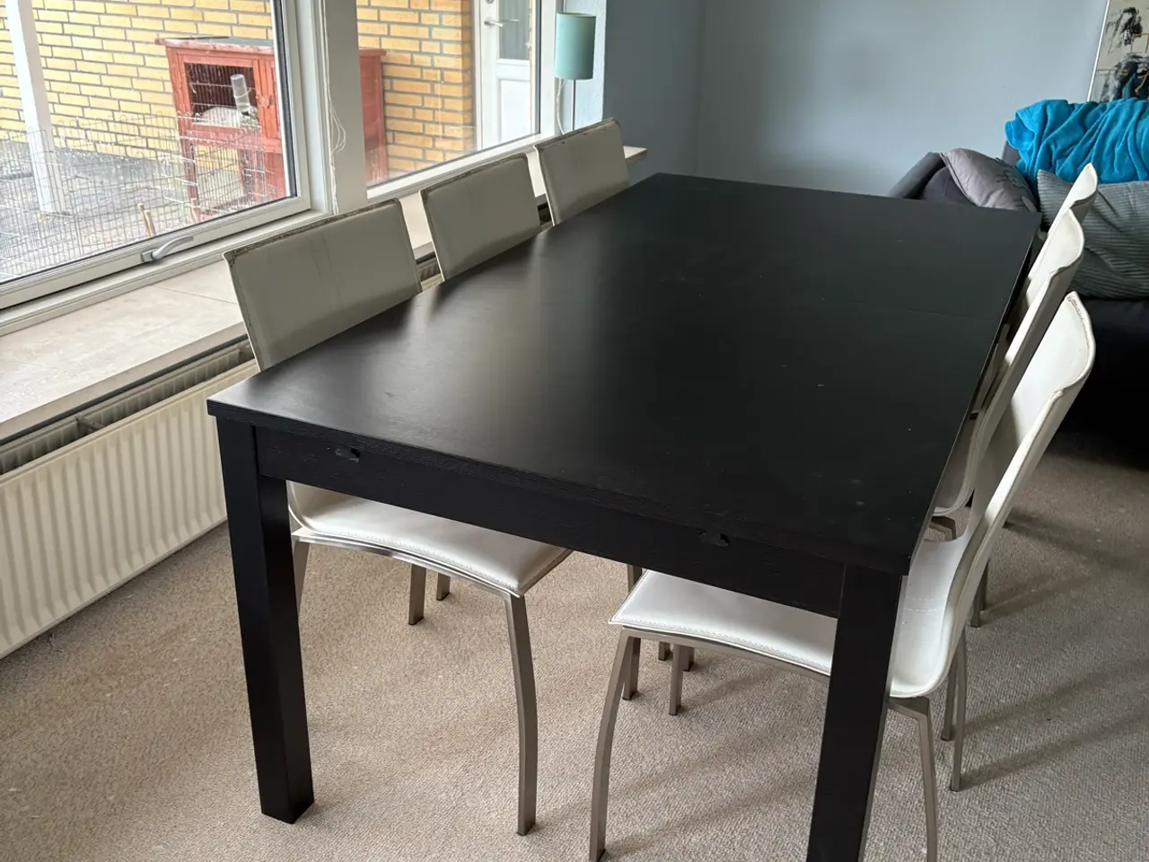Billede 1 - Sort spisestuebord med tillægsplader/6 hvide stole
