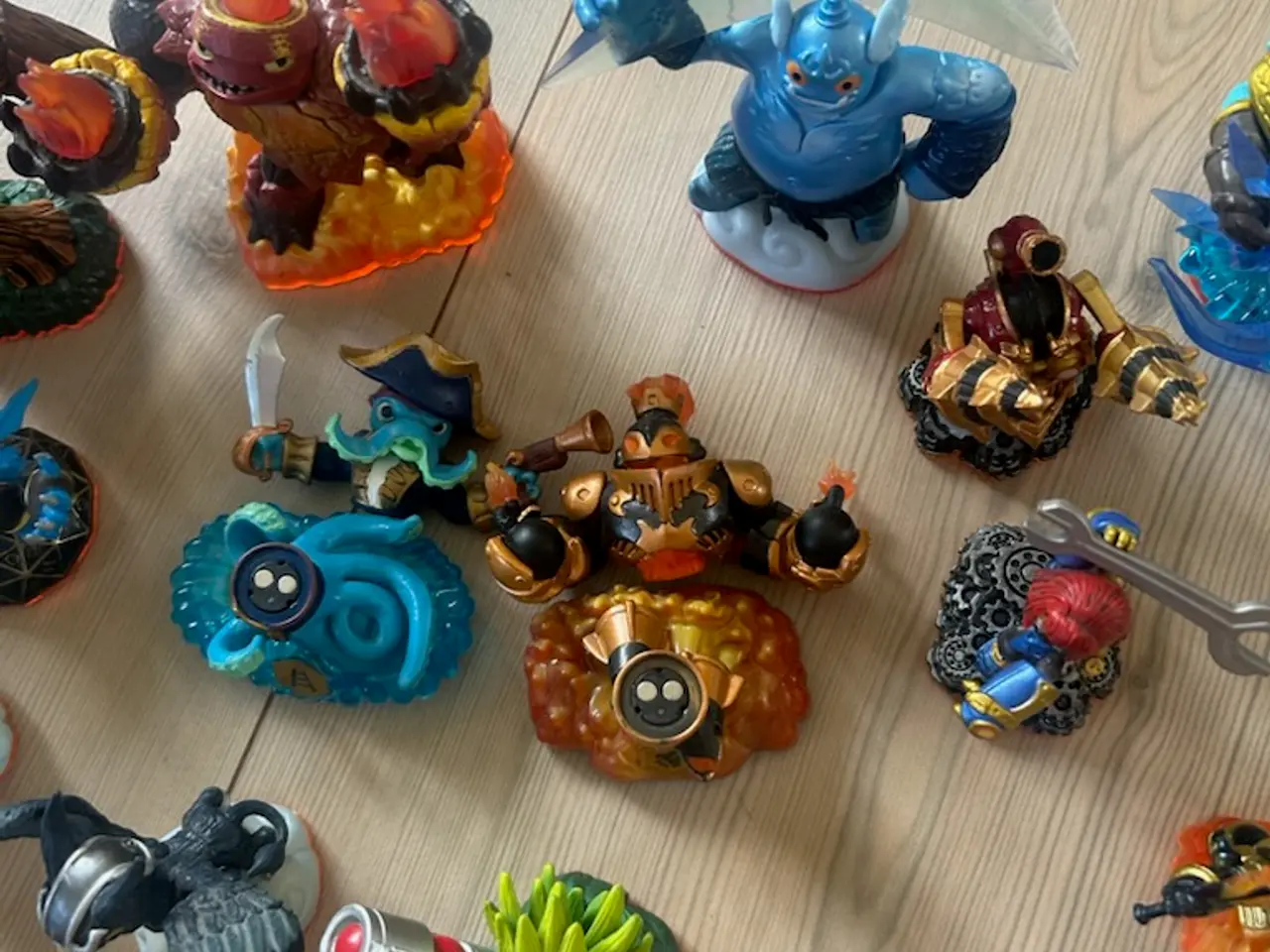 Billede 4 - 30 Skylanders figurer + selve spillet