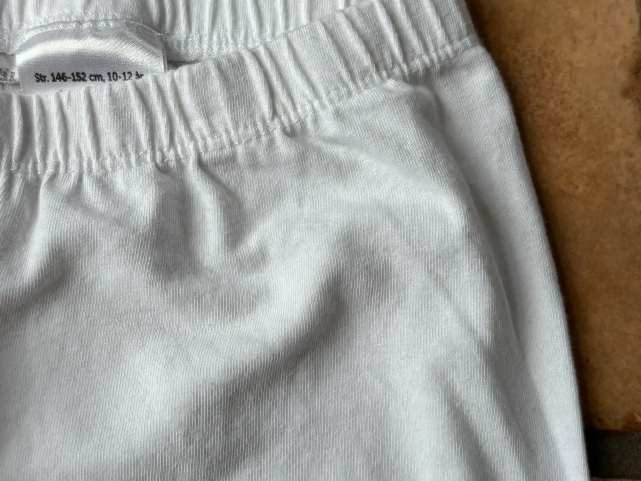 Billede 2 - Hvide shorts vrs 146/152