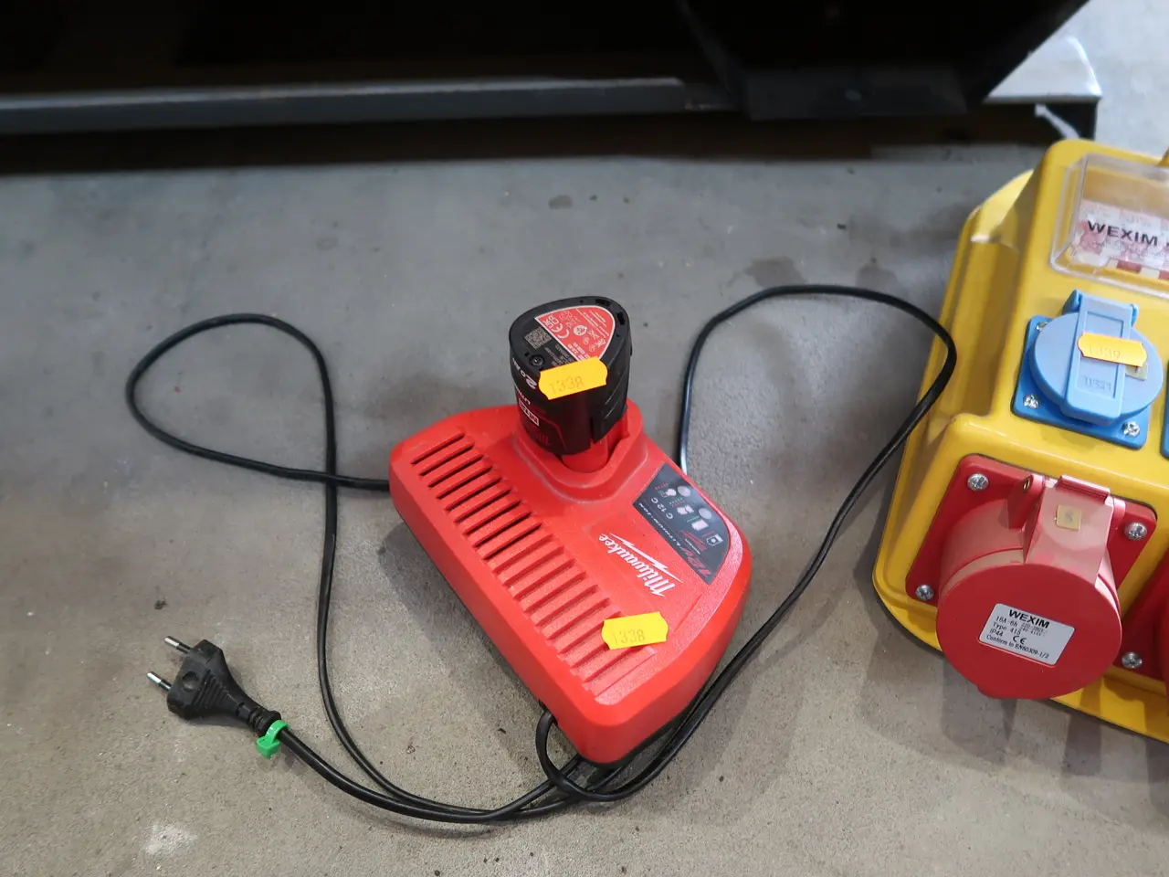 Billede 1 - Lader med batteri MILWAUKEE