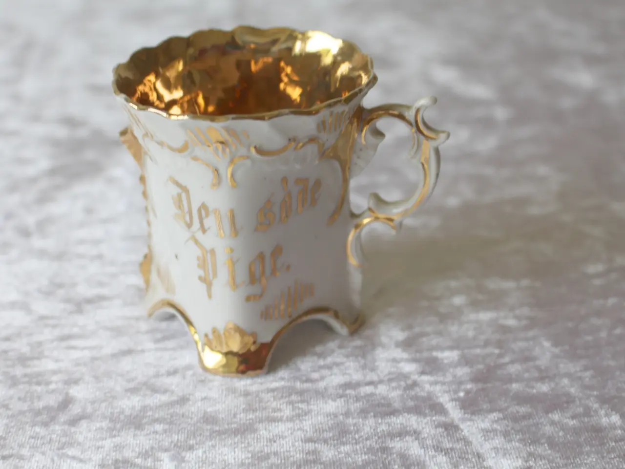 Billede 1 - Porcelænskrus antikt med guldstafferinger.